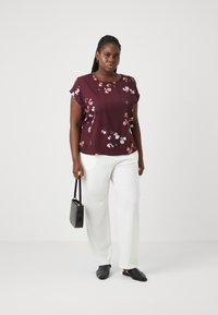 Vero Moda Curve VMNEWHALLIE NEW - Print T-shirt - winetasting
