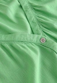 REGULAR FIT BLEND RUFFLE SLEEVE  - Blúzka - green