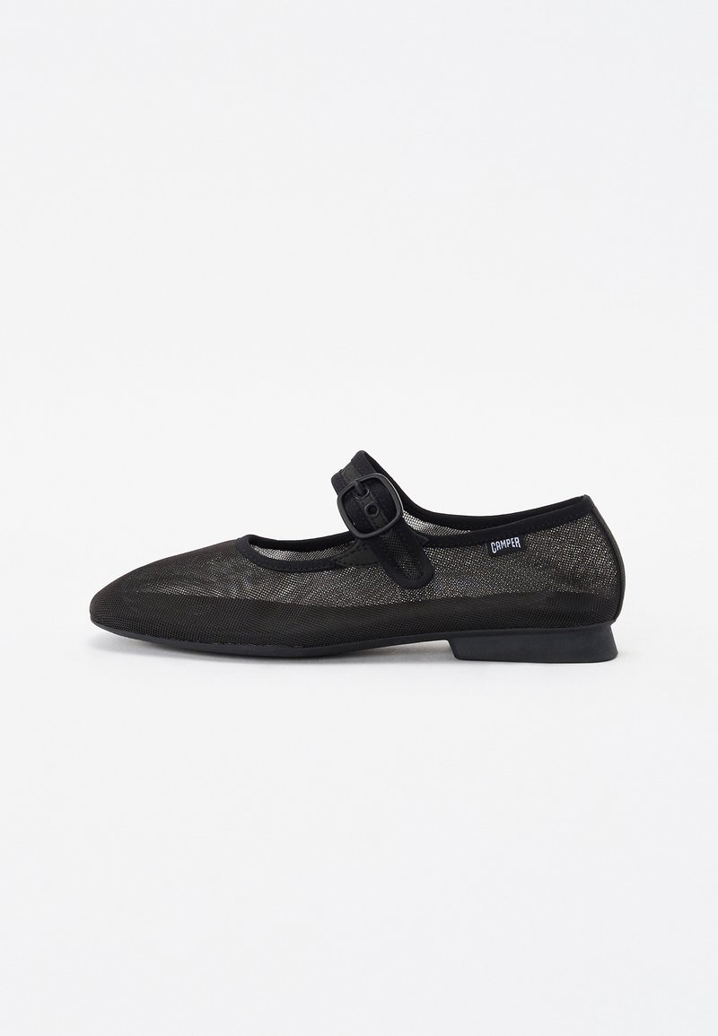 Chaussure plate Mary Jane en mesh noir avec bout arrondi, bride réglable à boucle et petit logo Camper sur le côté.