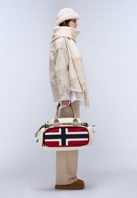 Borsa a sacca con design della bandiera norvegese rossa, bianca e blu, caratterizzata da un corpo in tessuto beige, manici corti e scomparti con zip.
