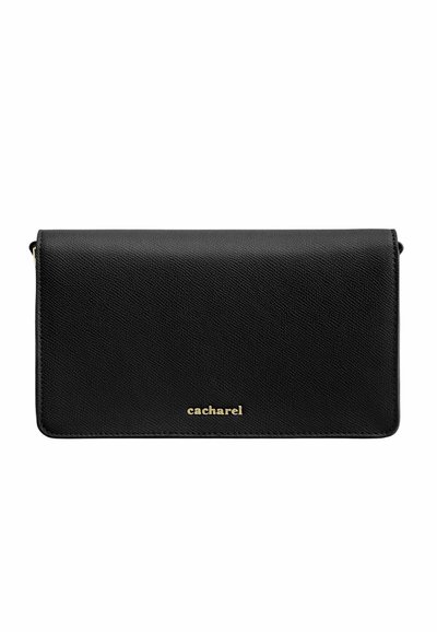 Črni teksturirani pravokotni usnjeni clutch s pozlačenim logotipom »cacharel«, ki je nameščen na sredini spodnje robu.