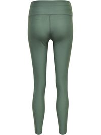 Groene sportleggingen gemaakt van een gladde, rekbare stof met een hoge tailleband en een naadloos ontwerp, zonder zichtbare merknamen of patronen.