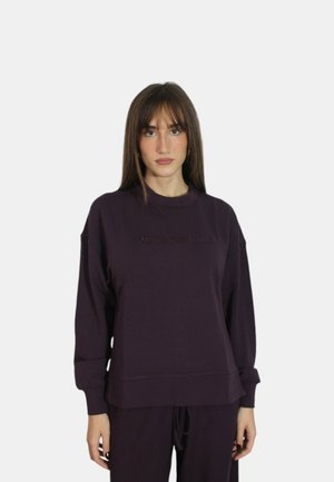 Felpa viola realizzata in tessuto morbido, con collo tondo a coste, vestibilità ampia e logo impresso sul petto.