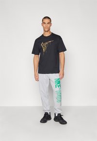 Nike Performance TEE - T-shirt con stampa - black
