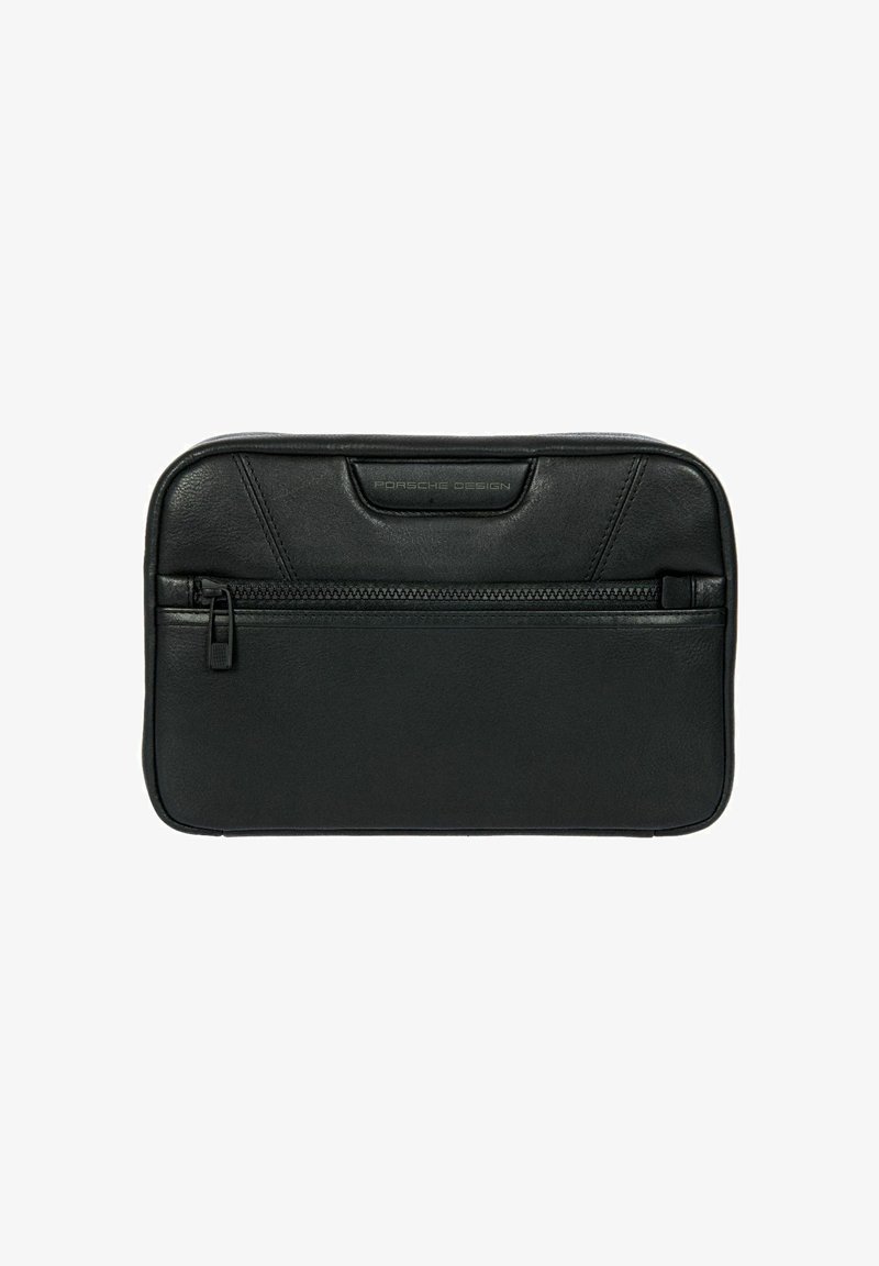 Zwarte leren tas met een gladde textuur, voorzien van een ritsvak en een geperst "Porsche Design" logo aan de voorkant. Rechthoekige vorm.