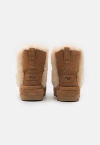 UGG CLASSIC CHILLAPEAK - Botines con plataforma - chestnut