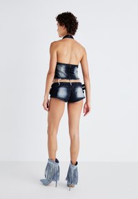 Jaded London ZIP UP BUCKLE HOT PANTS - Lühikesed teksad - denim