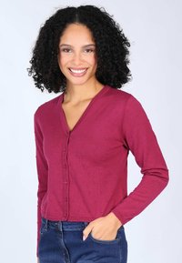 Burgunderfarbener Cardigan mit V-Ausschnitt, langen Ärmeln und strukturierten Punkten. Hat eine Knopfleiste und eine taillierte Passform.