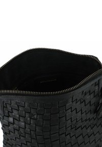 Borsa in pelle intrecciata nera con zip superiore, caratterizzata da una superficie testurizzata e un'interno liscio. Nessuna tasca esterna visibile.