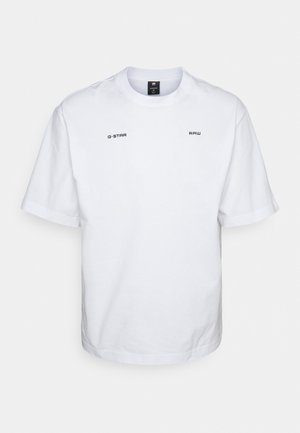 Biały t-shirt z krótkim rękawem, z napisem "G-STAR" na lewej piersi oraz napisem "RAW" na prawej piersi, z okrągłym dekoltem, metka w rozmiarze medium w środku.