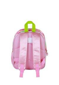 Sac à dos rose avec des côtés en maille, poignée supérieure verte et bretelles rembourrées roses. Présente des motifs floraux et une étiquette pour le nom à l'arrière.