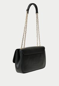 Borsa a mano in pelle nera con forma strutturata, parte superiore piatta, tracolla a catena e texture liscia. Presenta una chiusura a patta e una stampa del logo.