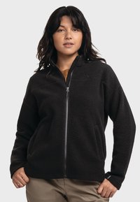 Schwarze Fleecejacke mit Reißverschluss vorne, Seitentaschen und hohem Kragen. Weiche Textur mit dezentem Muster; entworfen für Wärme und Komfort.