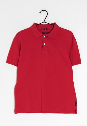 Rood polohemd met korte mouwen, voorzien van twee witte knopen, een kraag en een klein logo op de borst, tentoongesteld aan een zwarte hanger tegen een witte achtergrond.