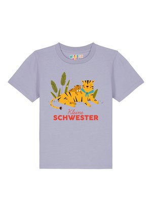 Helllila T-Shirt mit kurzen Ärmeln, das eine Grafik eines entspannten Tigers und seines Jungen zeigt, umgeben von grünen Blättern und dem Text "Kleine Schwester" in roter Schrift.