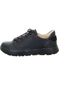 Schwarze Ledersneaker verfügen über eine abgerundete Zehe, ein schnürbares Design, eine strukturierte Sohle und dezente kontrastierende Nähte auf der Rückseite für eine besondere Detailverliebtheit.