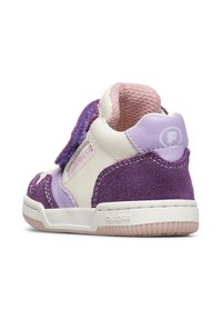 Sneaker in suede e pelle viola con fascia in velcro, accenti bianchi e interno rosa texture. Punta rotonda e suola in gomma.