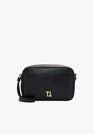 Borsa a tracolla in pelle nera con chiusura a zip, forma rettangolare, minuteria metallica e iniziali "TL" impresse sulla parte anteriore.