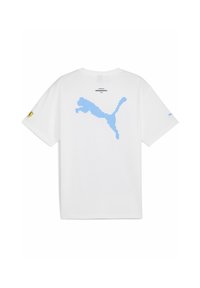 Balta kokvilnas T-krekls ar pikselizētu gaiši zilu Puma logo aizmugurē, kuram ir apaļa kakla izgriezuma un īsām piedurknēm.
