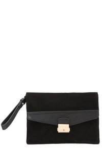 Svart mocka clutch med en slät läderklaff, guldfärgad spänne och ett avtagbart handledsband. Elegant rektangulär form med en diskret design.