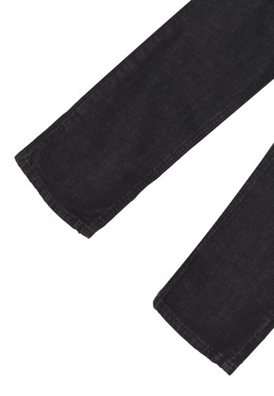 Jeans in denim nero con taglio dritto, cuciture visibili e orli leggermente sfilacciati. Il materiale sembra resistente e ha una texture liscia.