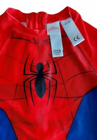 Costume da bagno a tema Spider-Man rosso e blu con una grafica di un ragno nero. Realizzato in un materiale elasticizzato e liscio. Etichette attaccate vicino al colletto.