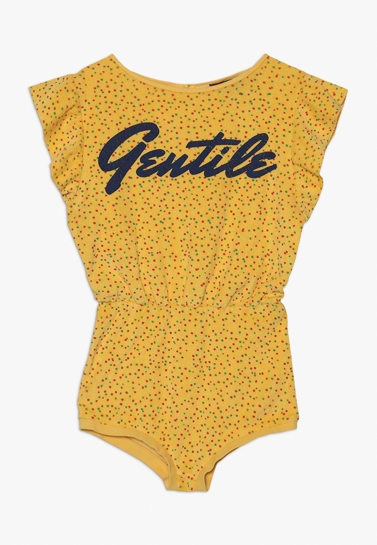 Mono amarillo con mangas cortas aladas, cintura elástica y un patrón de lunares en rojo y verde. Presenta la palabra "Gentile" impresa en azul oscuro.
