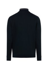 Granatowy polo z długim rękawem, z kontrastującym białym kołnierzykiem i akcentami na ramionach, wykonane z gładkiego, lekkiego materiału.