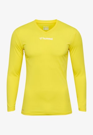 Langärmliges gelbes Sportshirt aus leichtem Material mit V-Ausschnitt und einem weißen Logo auf der Brust. Glatte Textur.