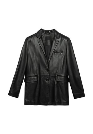 Blazer de cuero negro con corte ajustado, solapas de muesca, dos bolsillos frontales, cierre de un botón y textura suave. Diseño minimalista.
