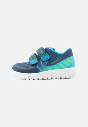 Μπλε και πράσινο παιδικό αθλητικό παπούτσι με λευκή σόλα και δύο ρυθμιζόμενους ιμάντες βέλκρο, εμφανίζεται σε πλάγια όψη σε λευκό φόντο.