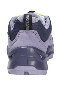 Scarpa da hiking viola e blu navy con tomaia testurizzata, dettagli in camoscio e suola in gomma. Presenta un'etichetta di trazione e lacci gialli a contrasto.