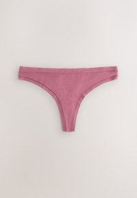 String en coton rose sans coutures, taille basse, posé à plat sur un fond neutre.