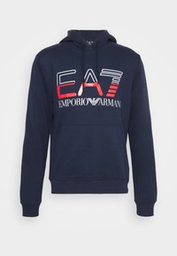 Mörkblå hoodie i mjuk bomullsblandning, med en framstående känguruficka, justerbar huva och en iögonfallande "EA7 Emporio Armani"-logotyp i rött och vitt.
