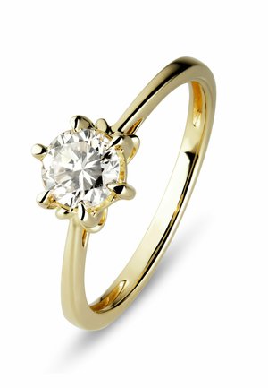 Goldring mit einem rund geschliffenen Brillanten, gehalten von sechs Krappen, auf einem polierten Band vor weißem Hintergrund.