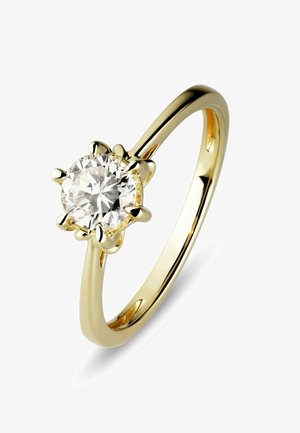 Goldring mit einem rund geschliffenen Brillanten, gehalten von sechs Krappen, auf einem polierten Band vor weißem Hintergrund.