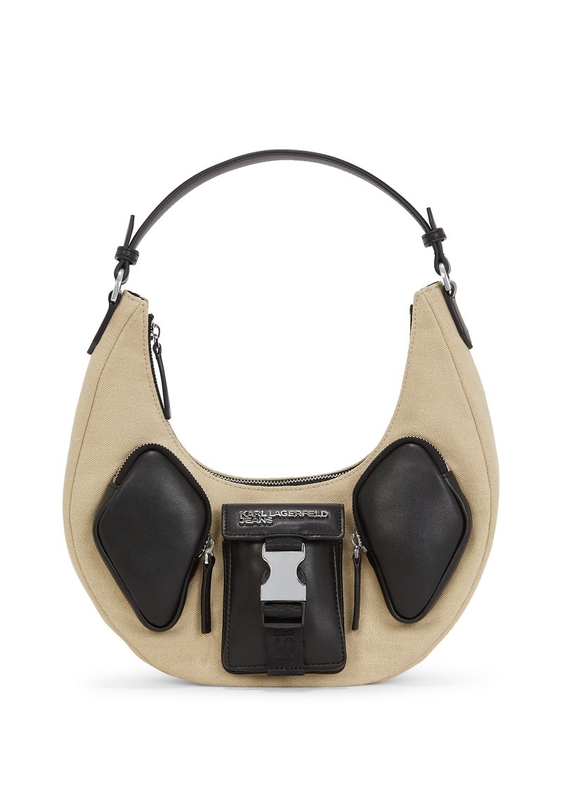 Sac hobo en toile beige avec des accents en cuir noir, dotée de deux poches zippées à l'avant et d'une plaque logotée. Forme incurvée avec une sangle ajustable.