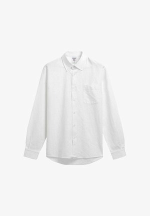 Camicia bianca a maniche lunghe con bottoni, colletto e tasca frontale, mostrata stesa su uno sfondo bianco.