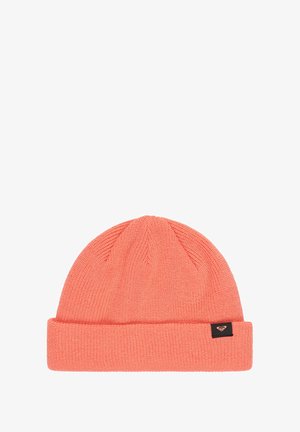 Koraalkleurige beanie muts van gebreid materiaal met een omgeslagen rand. Heeft subtiele ribbels en een klein zwart merkembleem.