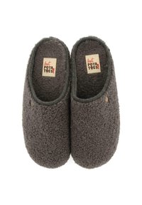Chaussons en polaire grise avec une texture douce, dos fermé et couture apparente. Doublure intérieure d'un gris plus foncé. L'étiquette indique "pieds POTA chauds !"