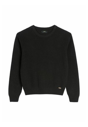 Czarny, dziany sweter z długim rękawem i okrągłym dekoltem, z prążkowanymi mankietami i dołem, z małą metalową metką marki blisko dolnego brzegu.