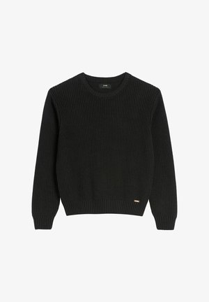 Czarny, dziany sweter z długim rękawem i okrągłym dekoltem, z prążkowanymi mankietami i dołem, z małą metalową metką marki blisko dolnego brzegu.