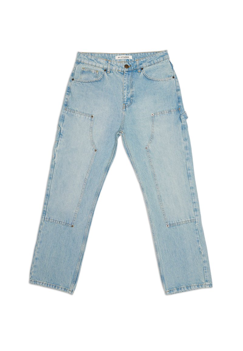 Jeans de ganga azul claro com corte descontraído, apresentando bolsos frontais, bolsos traseiros e detalhes em remendo nos joelhos. Barra acabada a cru nos tornozelos.