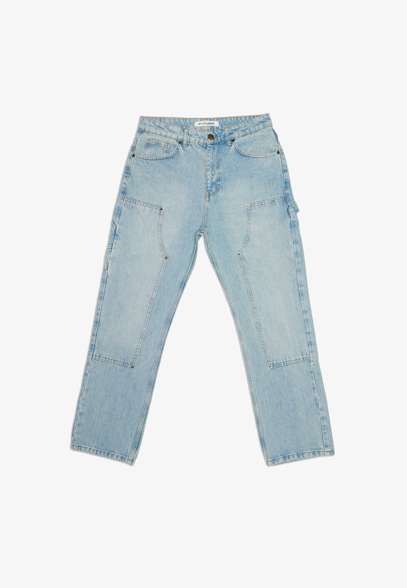 Jeans de ganga azul claro com corte descontraído, apresentando bolsos frontais, bolsos traseiros e detalhes em remendo nos joelhos. Barra acabada a cru nos tornozelos.