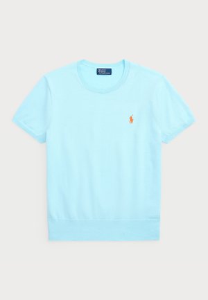 Lyseblå kortermet T-skjorte i bomull med ribbet rund hals og liten oransje brodert logo på venstre bryst. Myk tekstur og enkelt design.