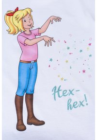 Ragazzina in stile cartone animato con una maglietta rosa e jeans blu, che fa l'occhiolino e lancia scintille colorate, con il testo "Hex-hex!" in turchese glitterato.
