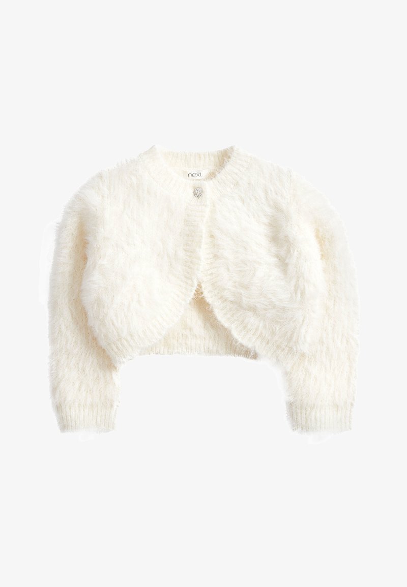 Cardigan court blanc duveteux avec manches longues et une seule fermeture décorative par un bouton au niveau de l'encolure.