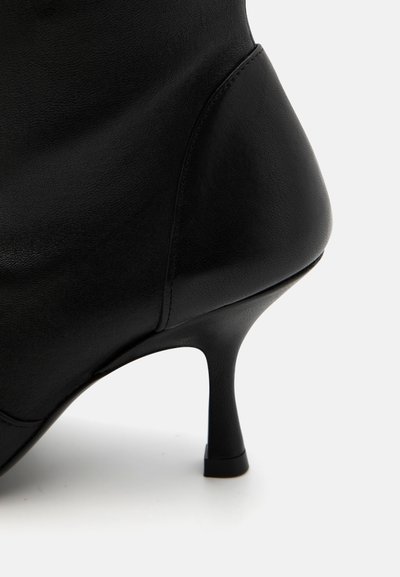Stuart Weitzman Stiefel - black