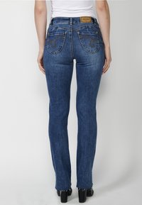 Koroshi Pieguloša piegriezuma džinsi - azul med medium blue