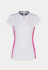 Camiseta deportiva blanca de manga corta, con franjas laterales rosas y un cuello negro estampado que presenta un pequeño detalle en rosa.